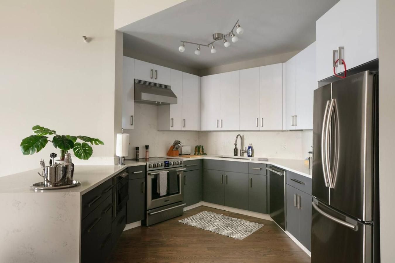 Lux Dtown Penthouses 9bd-9ba Sleep 25 Parking, Pool, Gym Apartment