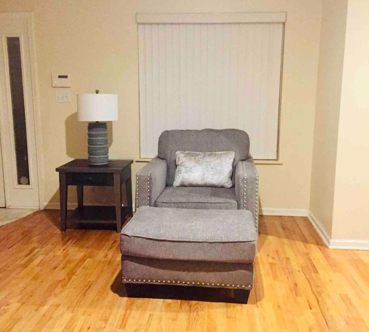 Spacious 2br Near Univ Of Away From Apartment *