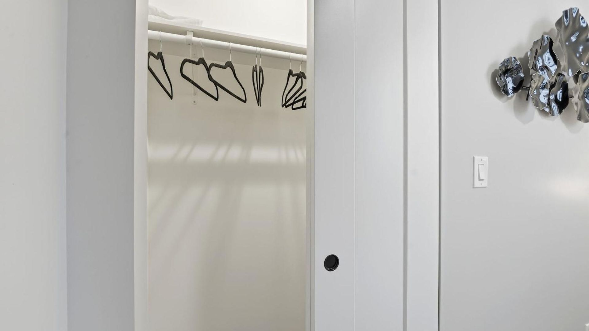 Comfy - Gym Free Parking & Modern Amenities