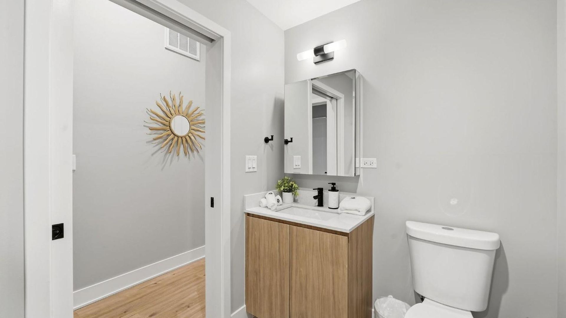 Comfy - Gym Free Parking & Modern Amenities Apartment