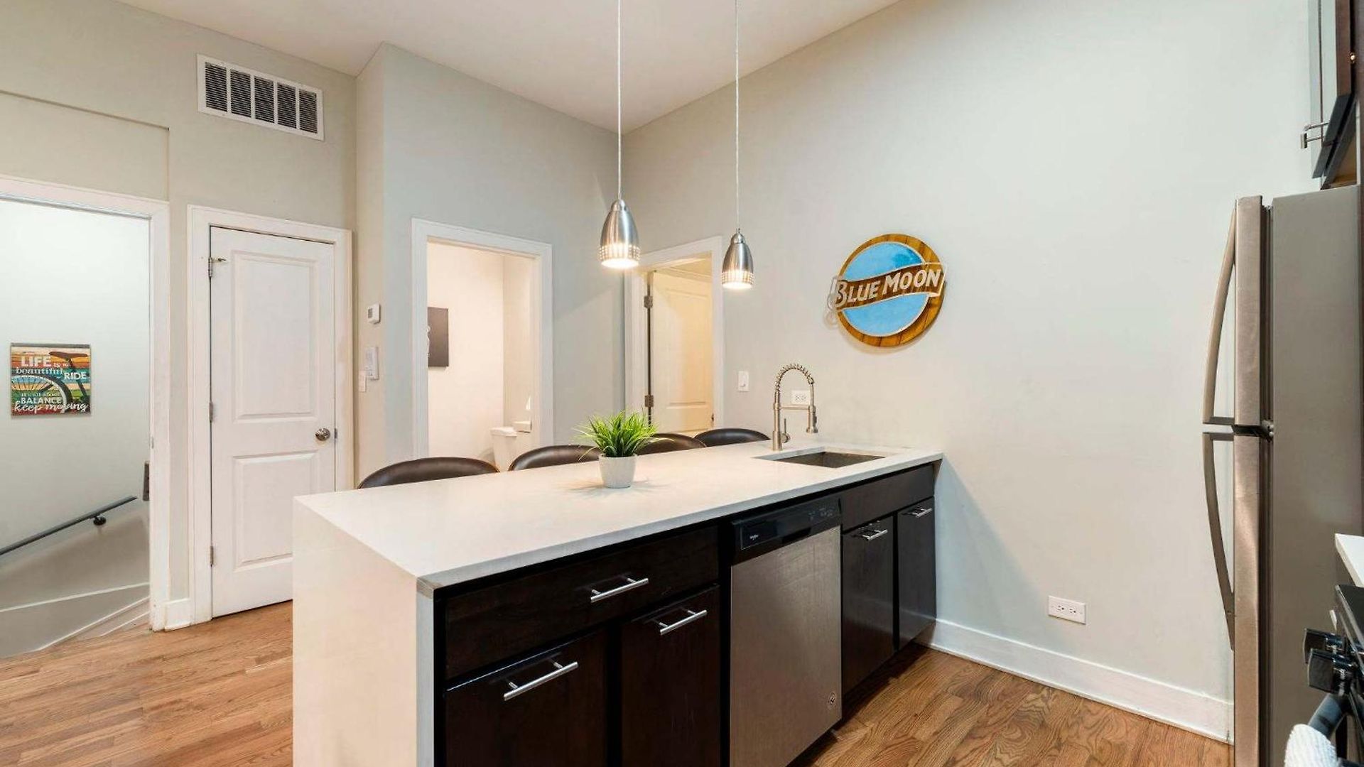 4br 3ba Pilsen Retreat - 10 Min From Downtown Apartment