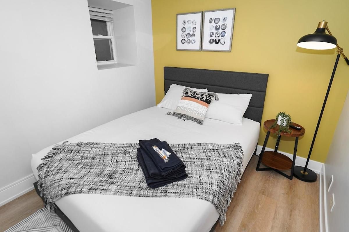 Apartment King Bed 6br With Pool Table Sleeps 16 Near Humboldt Park Chicago