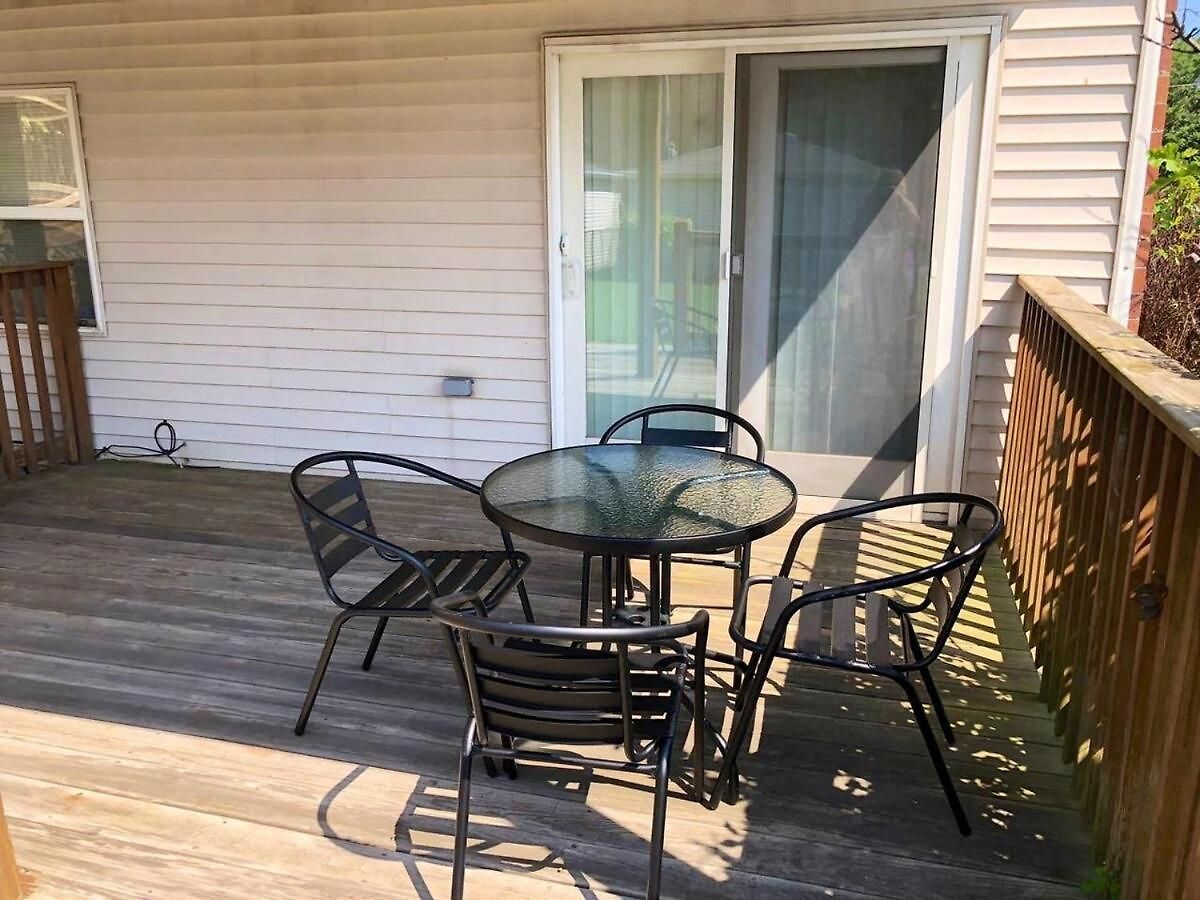 Spacious 2br Near Univ Of Away From Apartment Chicago