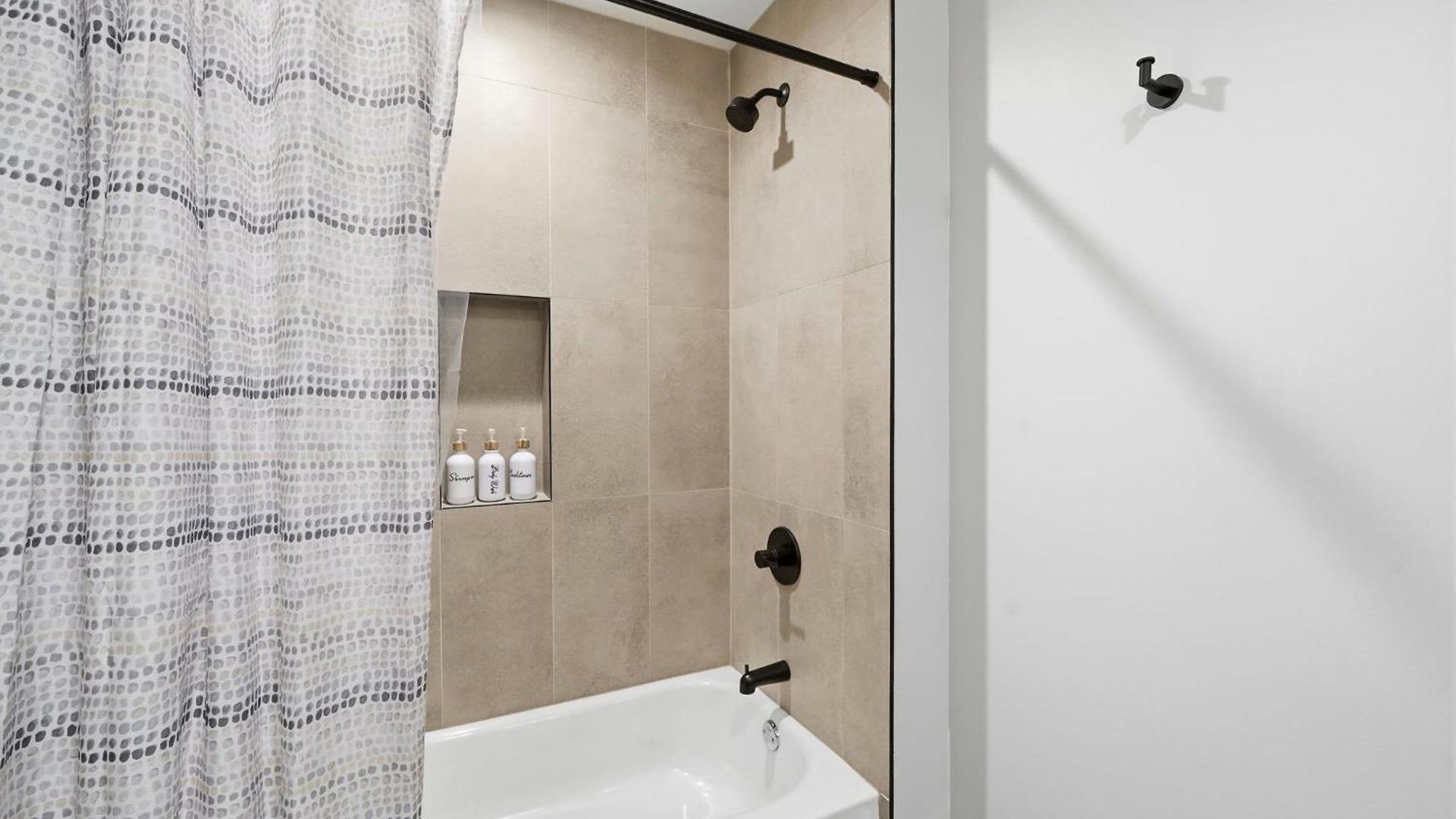 Comfy - Gym Free Parking & Modern Amenities