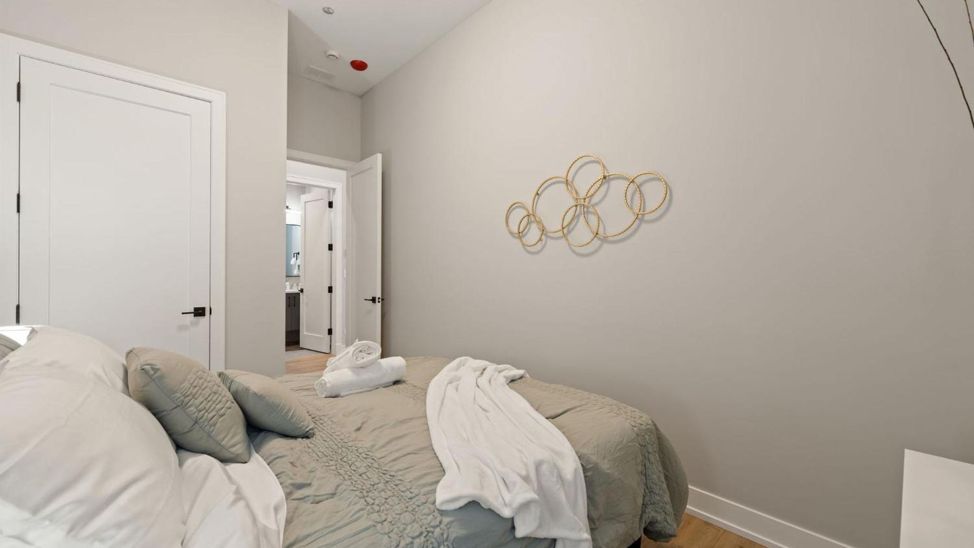 Modern 2-bd 2-ba Retreat Near Medical District *