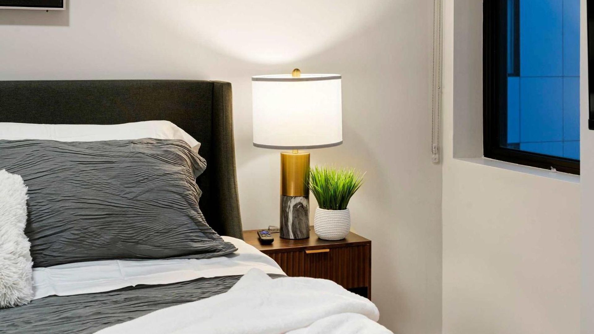 Steps From The Edgewater Modern 2bd 2ba *