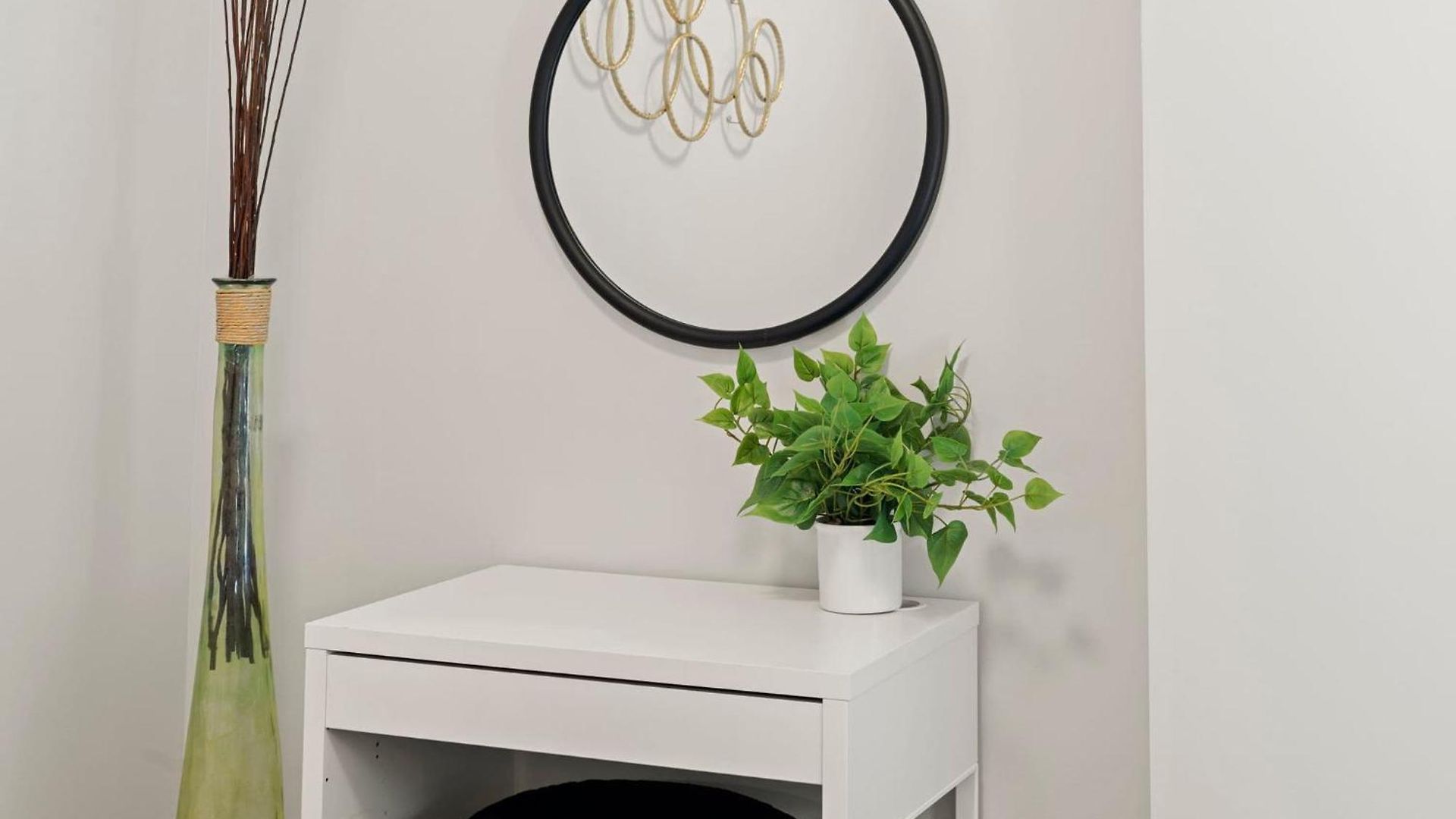 Modern 2-bd 2-ba Retreat Near Medical District *