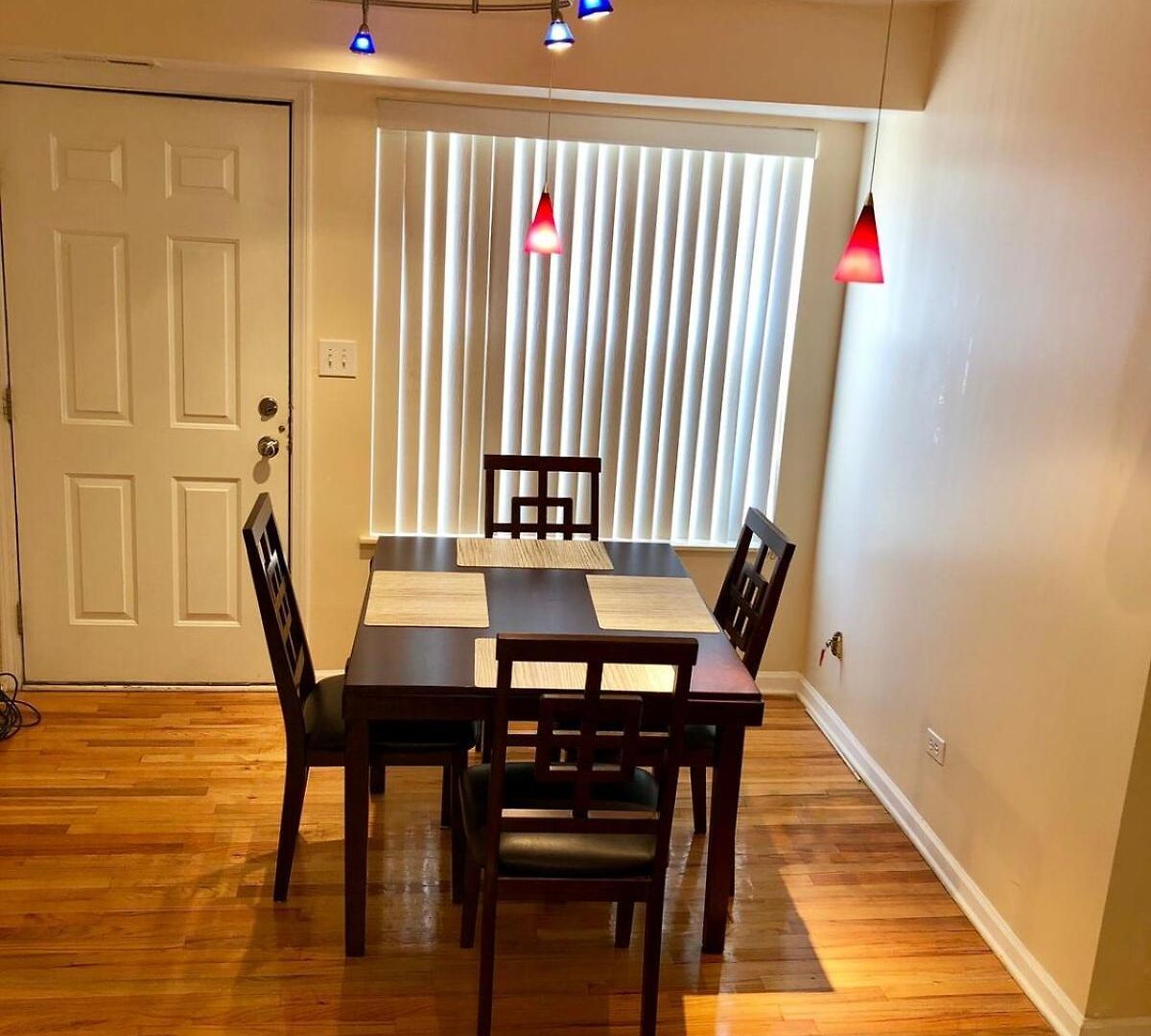 Apartment Spacious 2br Near Univ Of Away From Chicago