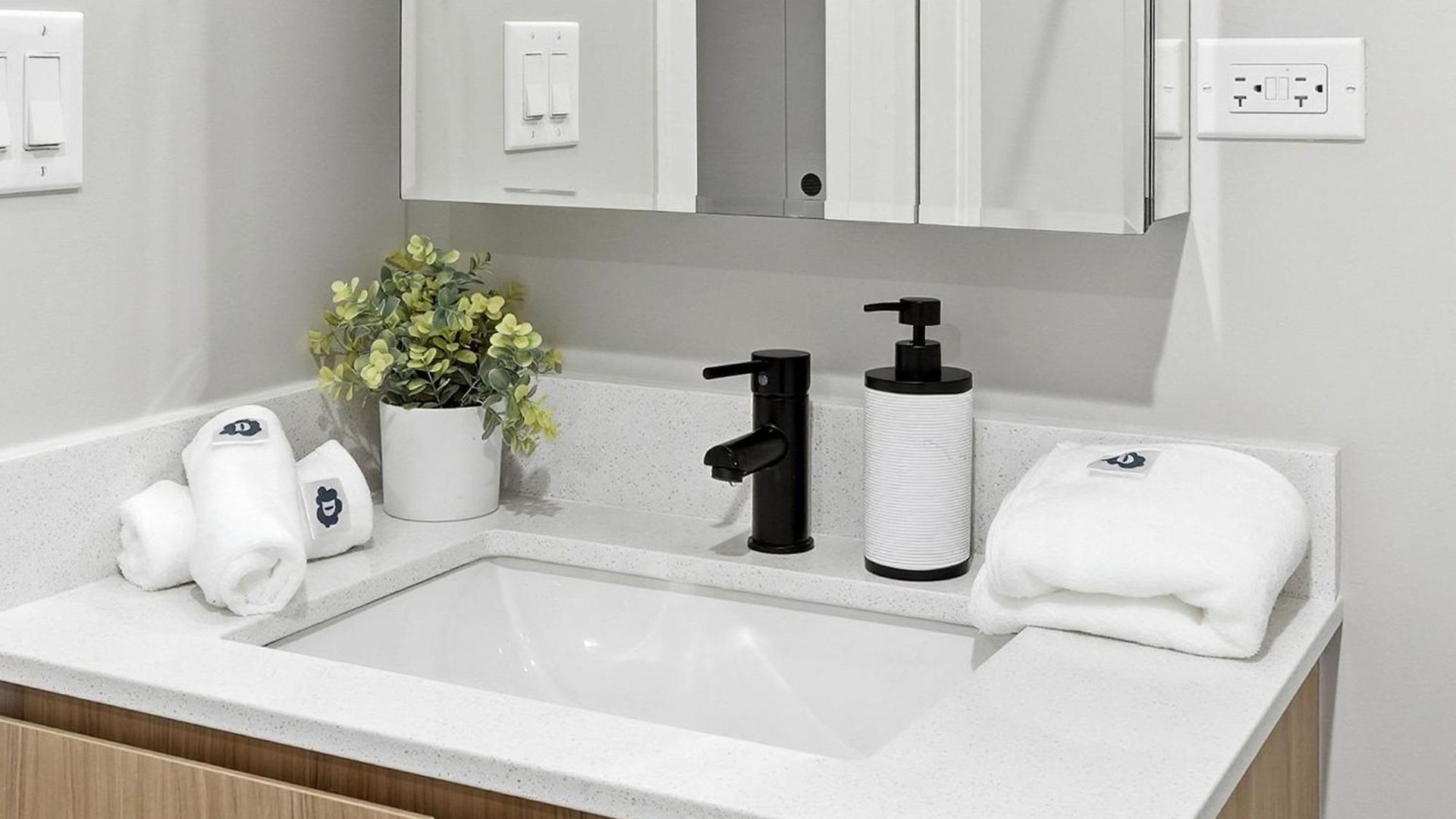 Comfy - Gym Free Parking & Modern Amenities Apartment *