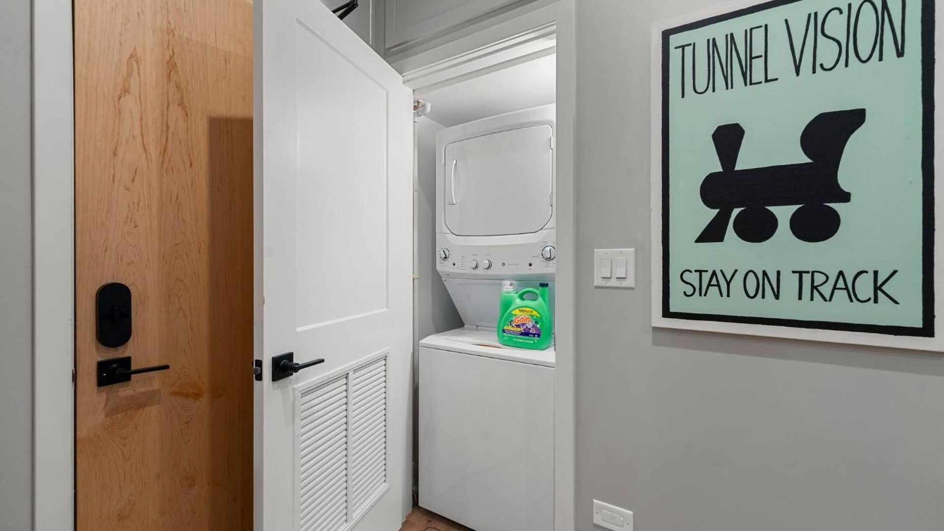 Steps From The Edgewater Modern 2bd 2ba