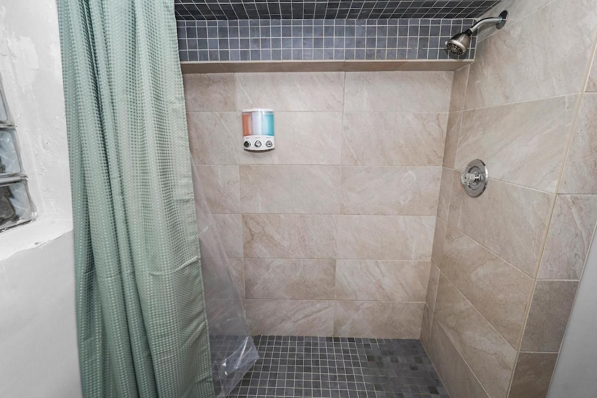 King Bed 6br With Pool Table Sleeps 16 Near Humboldt Park Apartment