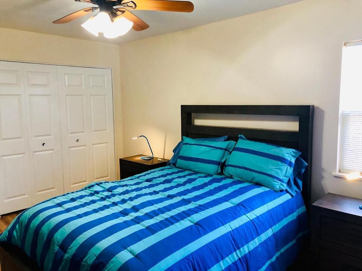 Spacious 2br Near Univ Of Away From Apartment