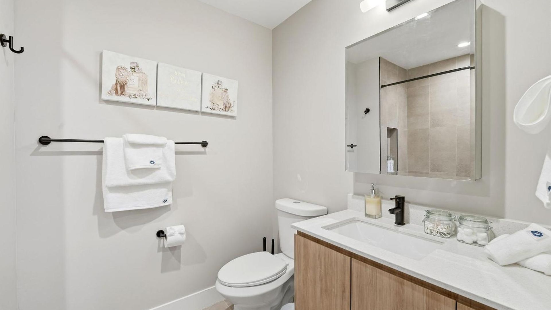 Comfy - Gym Free Parking & Modern Amenities Apartment