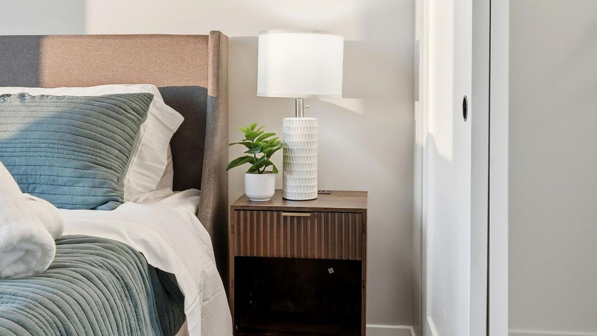 Edgewater With Free Parking Gym Modern Living Chicago