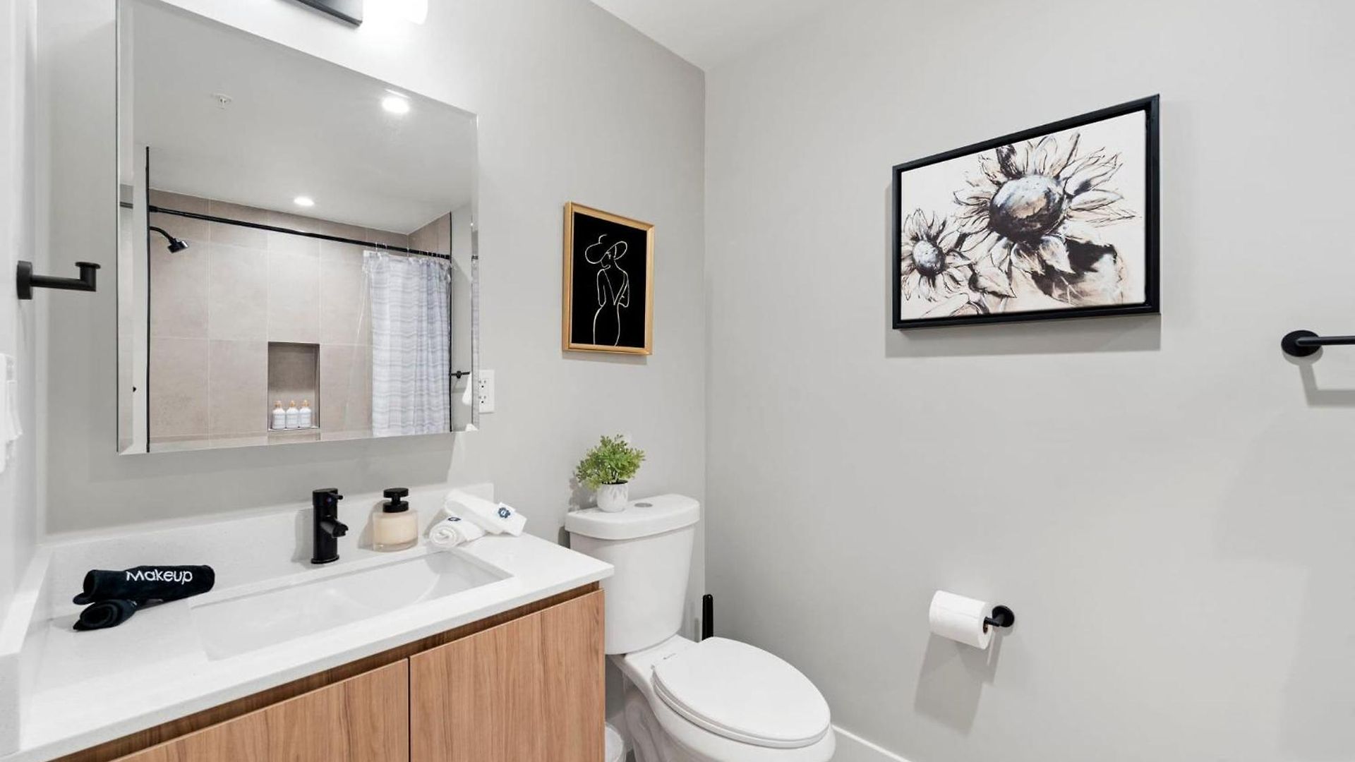 Steps From The Edgewater Modern 2bd 2ba