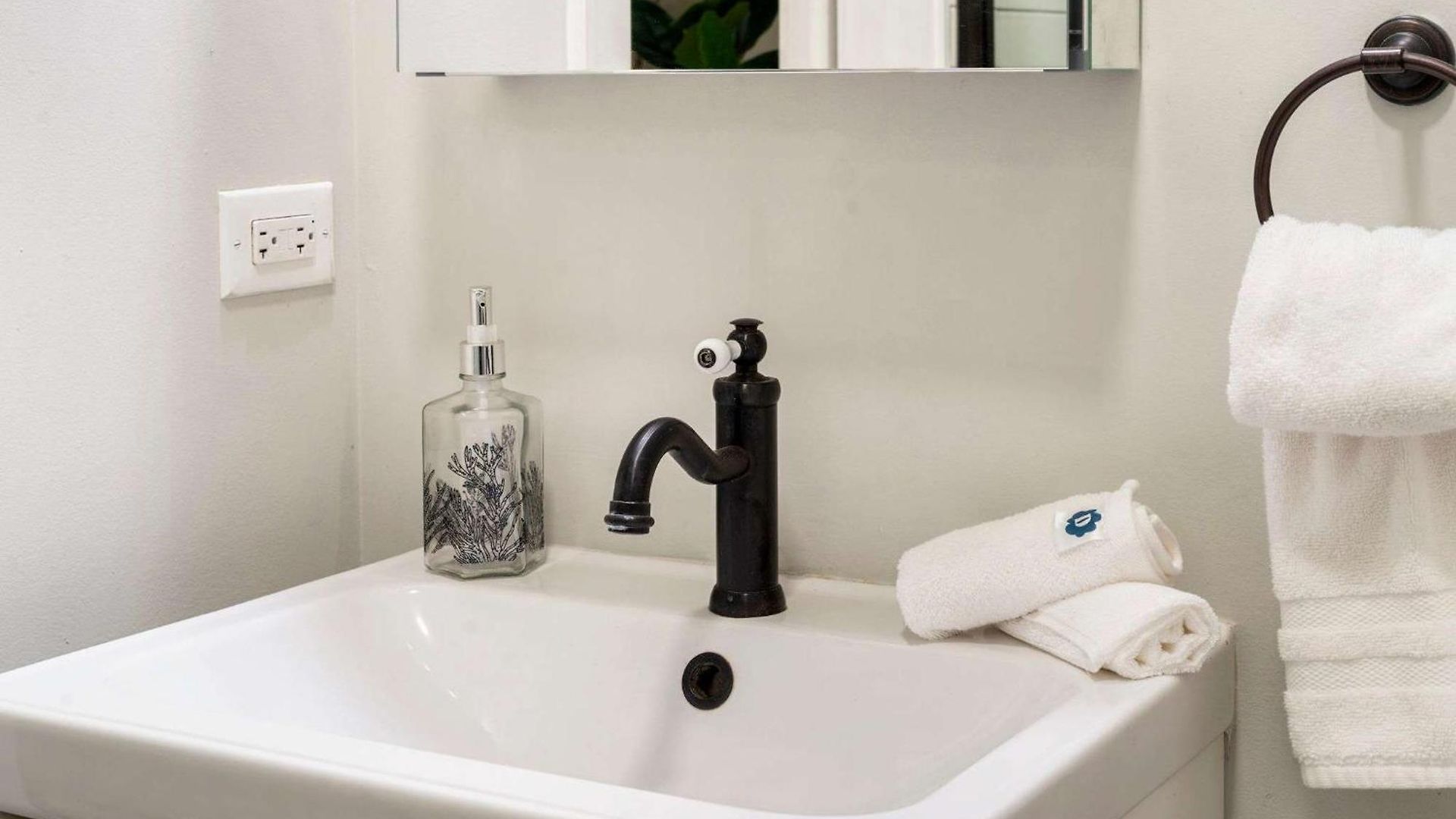 Apartment 4br 3ba Pilsen Retreat - 10 Min From Downtown Chicago