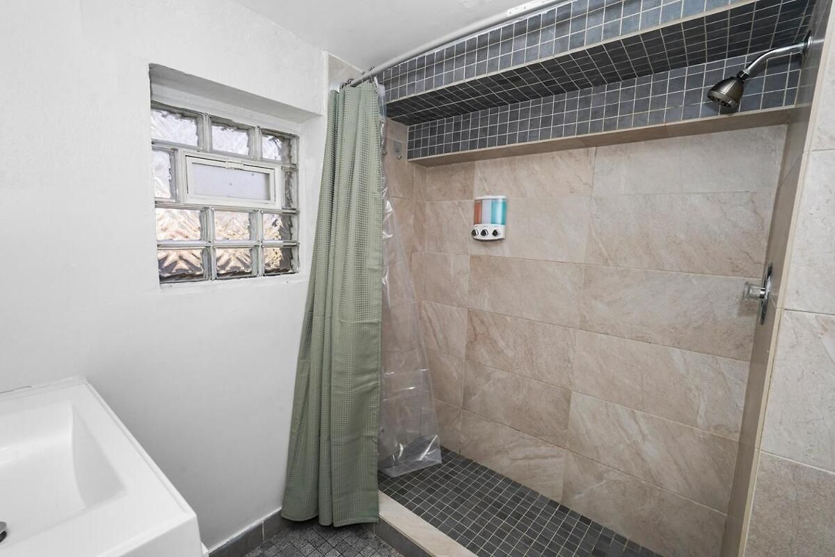Apartment King Bed 6br With Pool Table Sleeps 16 Near Humboldt Park *