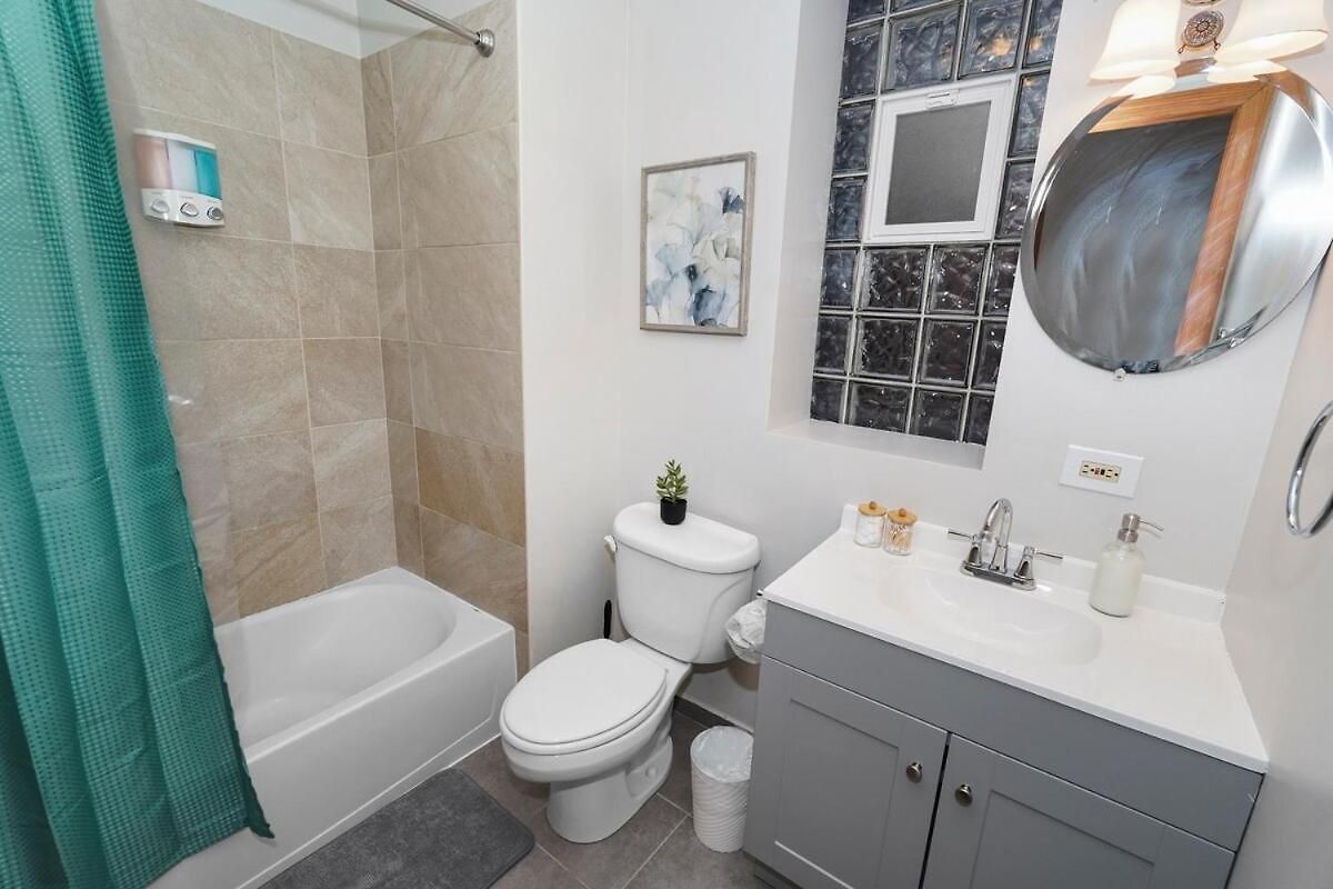 Apartment King Bed 6br With Pool Table Sleeps 16 Near Humboldt Park Chicago