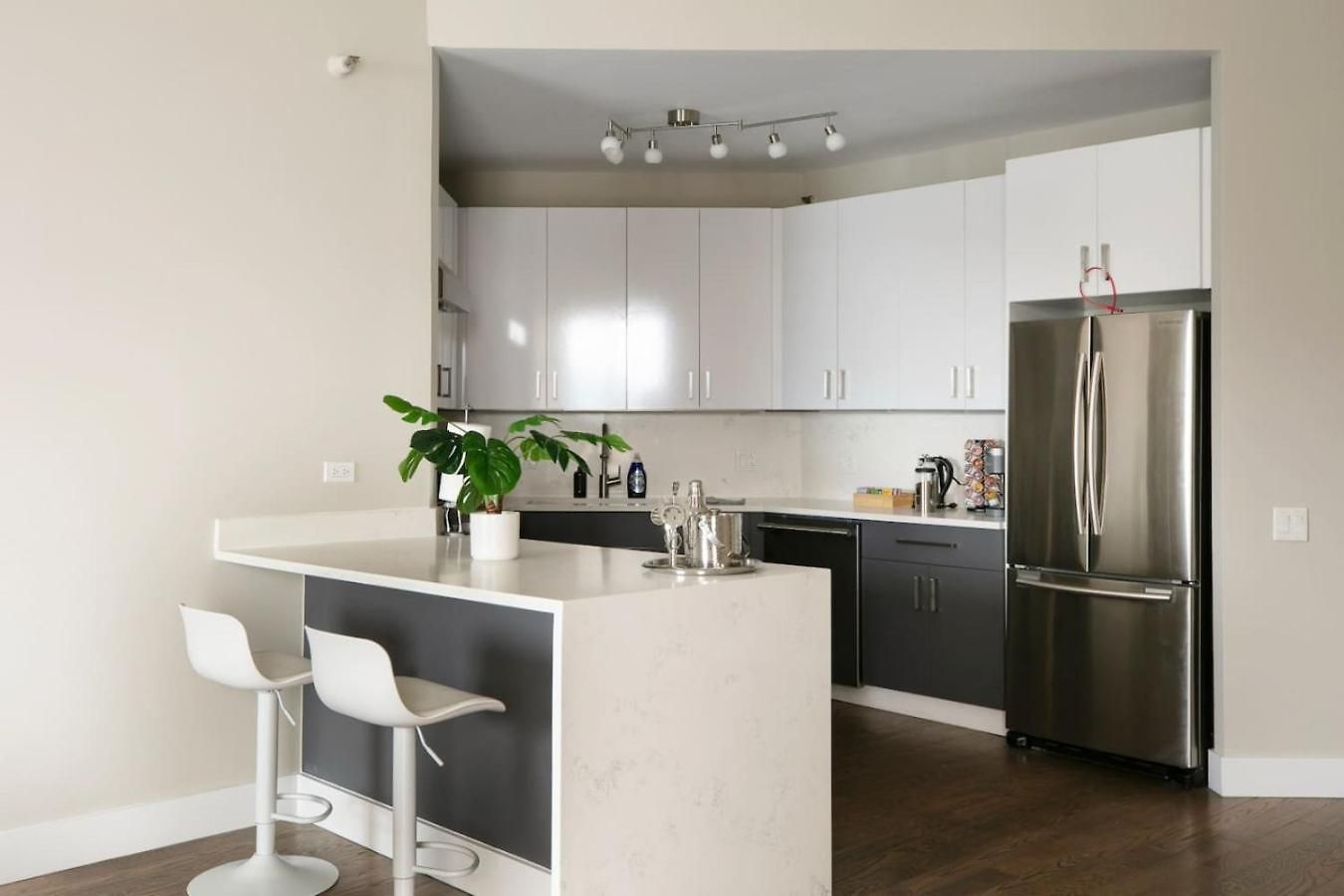Lux Dtown Penthouses 9bd-9ba Sleep 25 Parking, Pool, Gym
