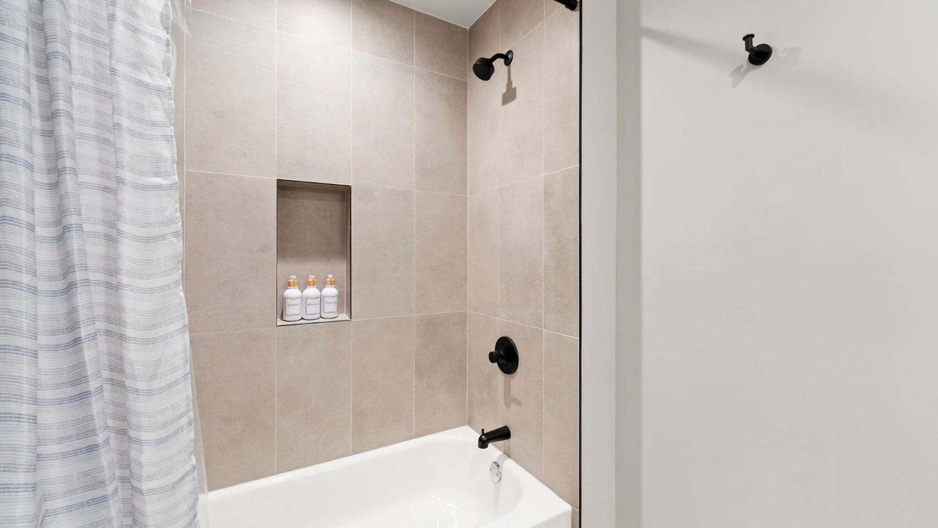 Steps From The Edgewater Modern 2bd 2ba Apartment