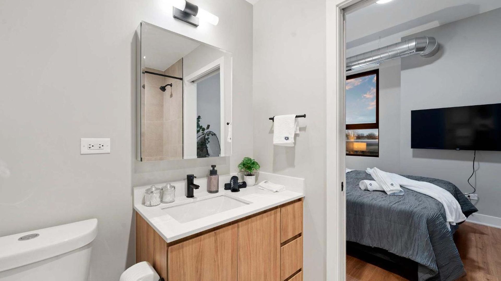 Apartment Steps From The Edgewater Modern 2bd 2ba *