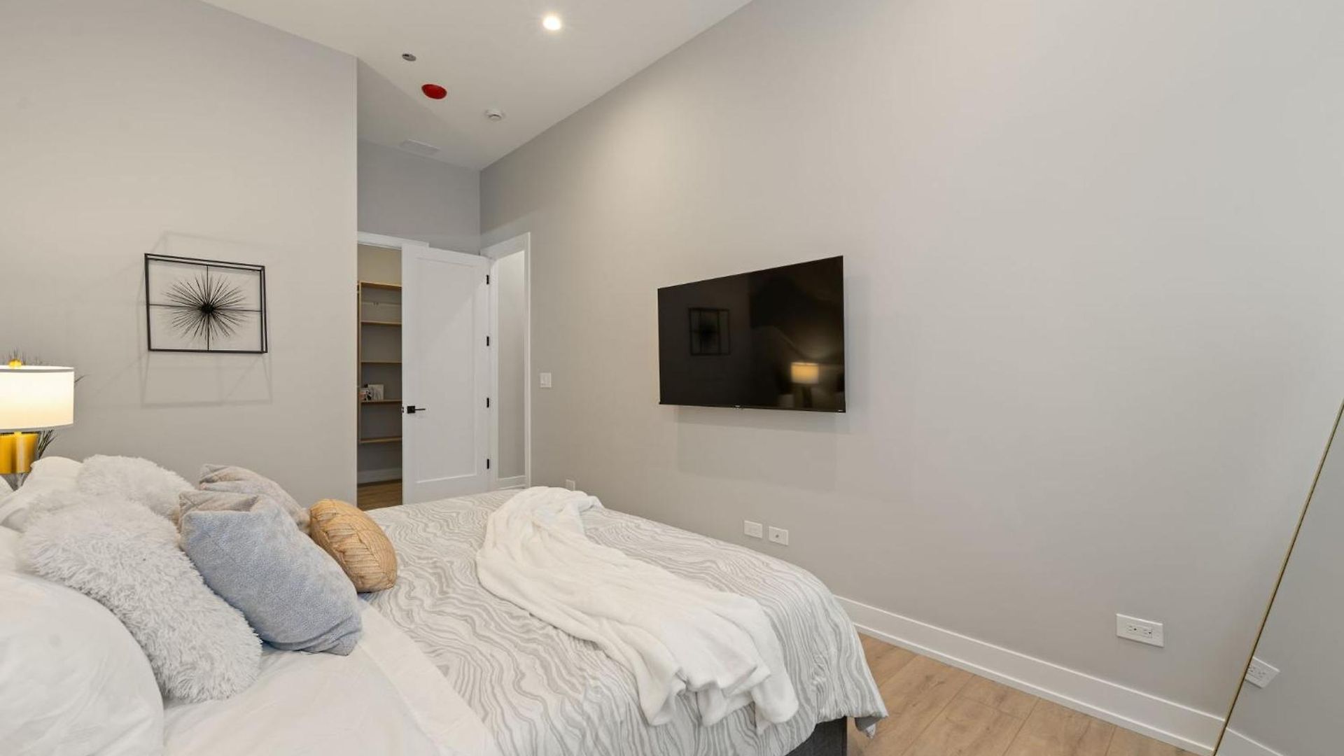 Modern 2-bd 2-ba Retreat Near Medical District