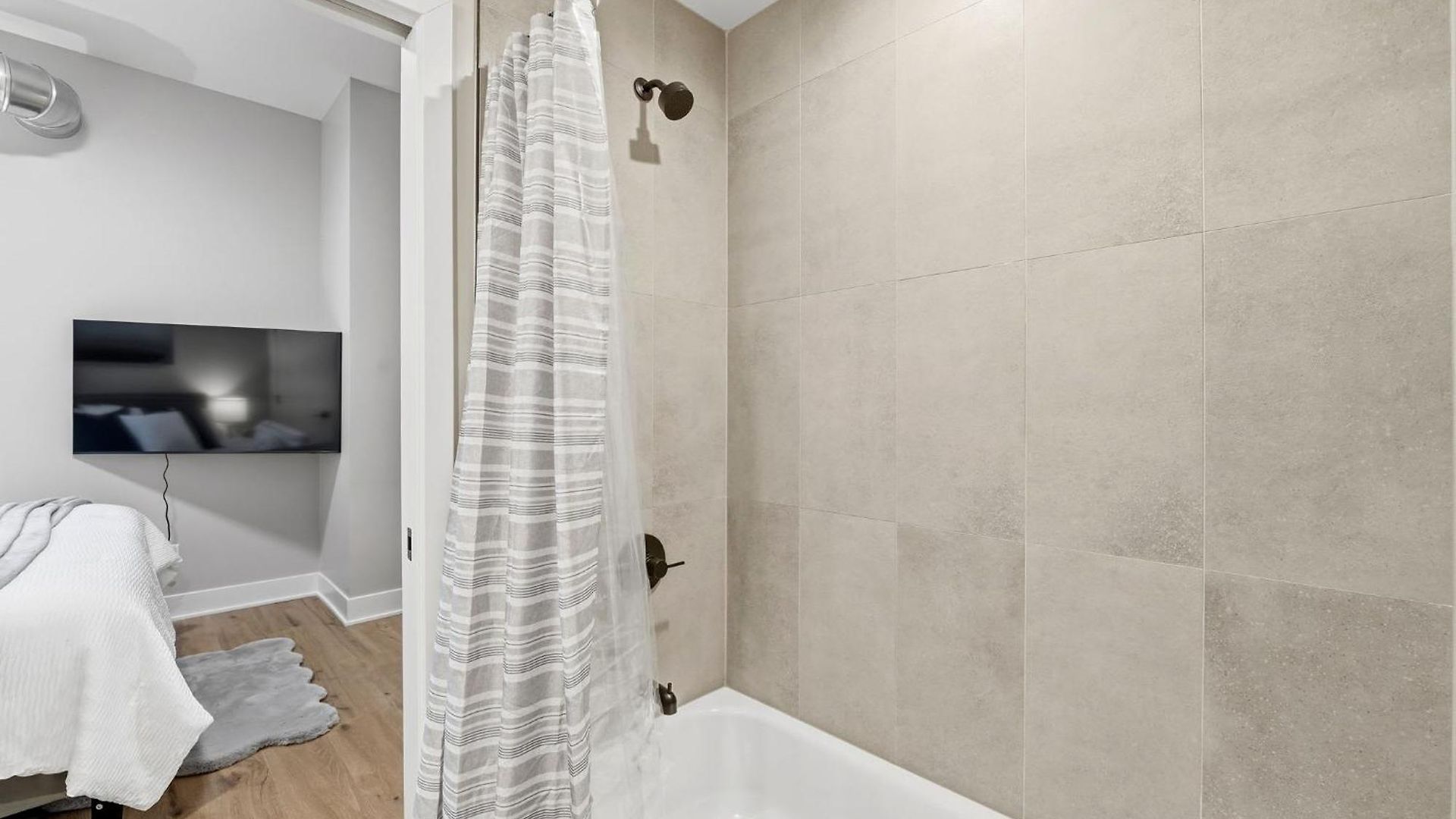 Apartment Comfy - Gym Free Parking & Modern Amenities