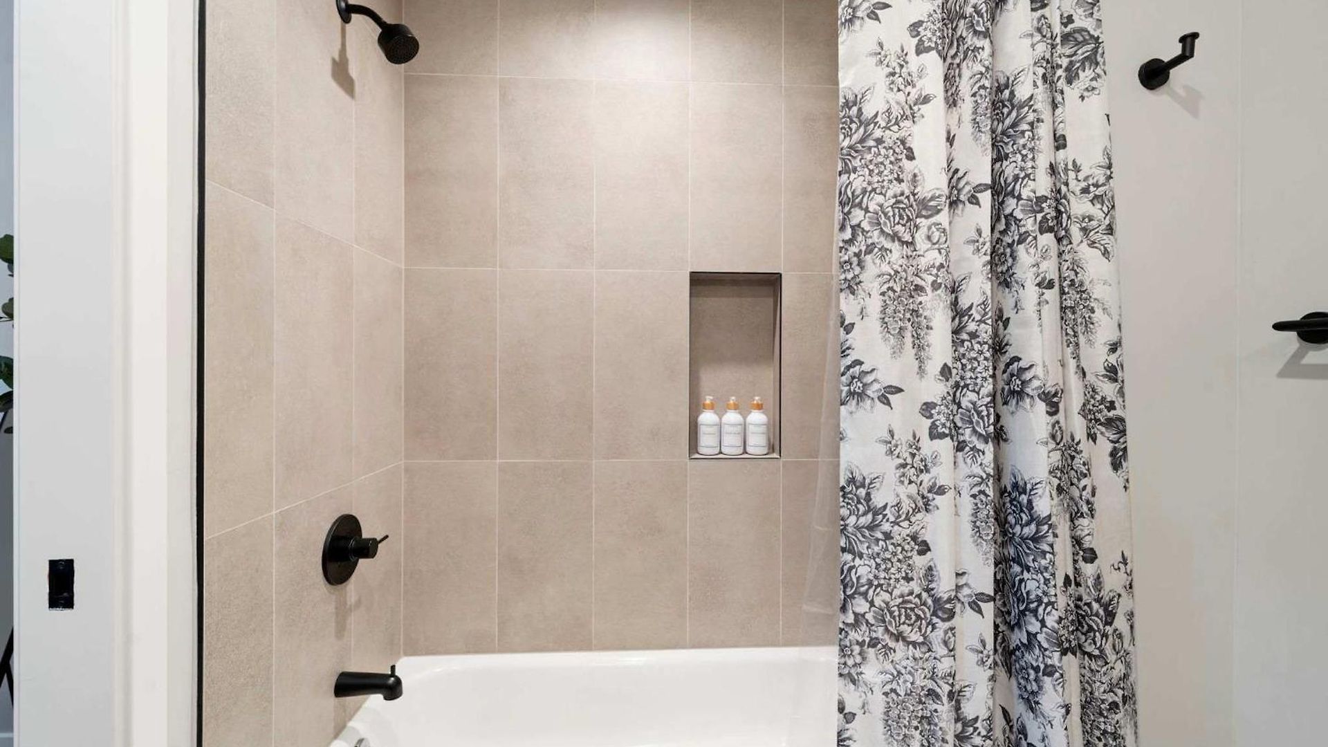 Steps From The Edgewater Modern 2bd 2ba *