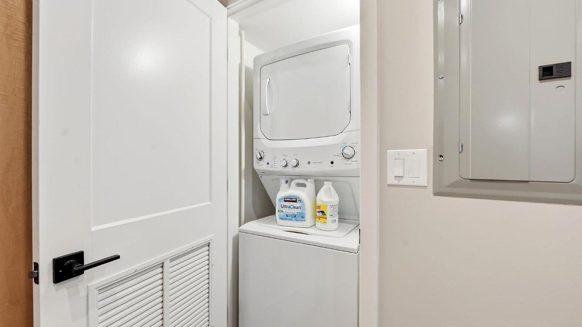 Apartment Comfy - Gym Free Parking & Modern Amenities