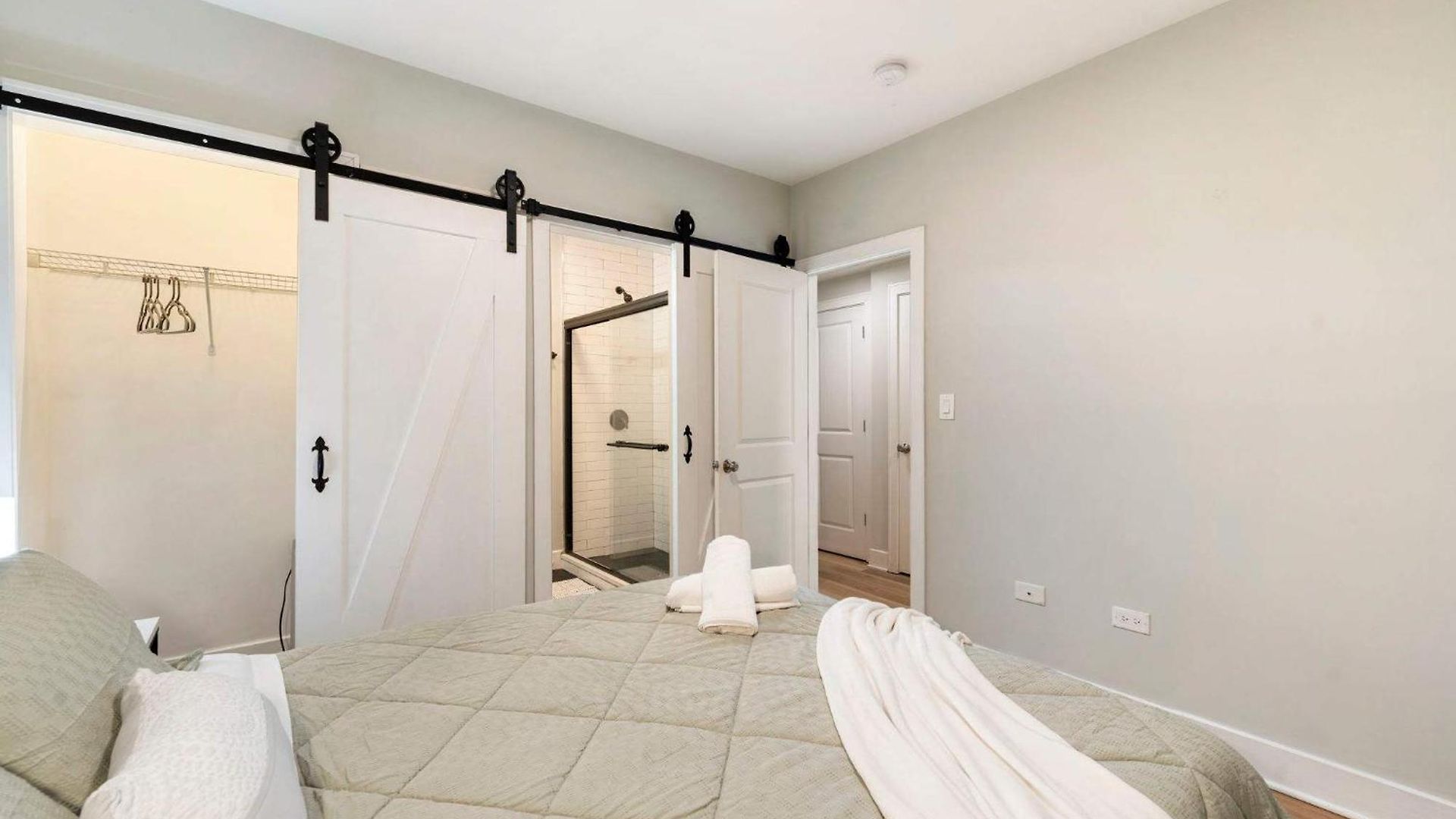 Apartment 4br 3ba Pilsen Retreat - 10 Min From Downtown *