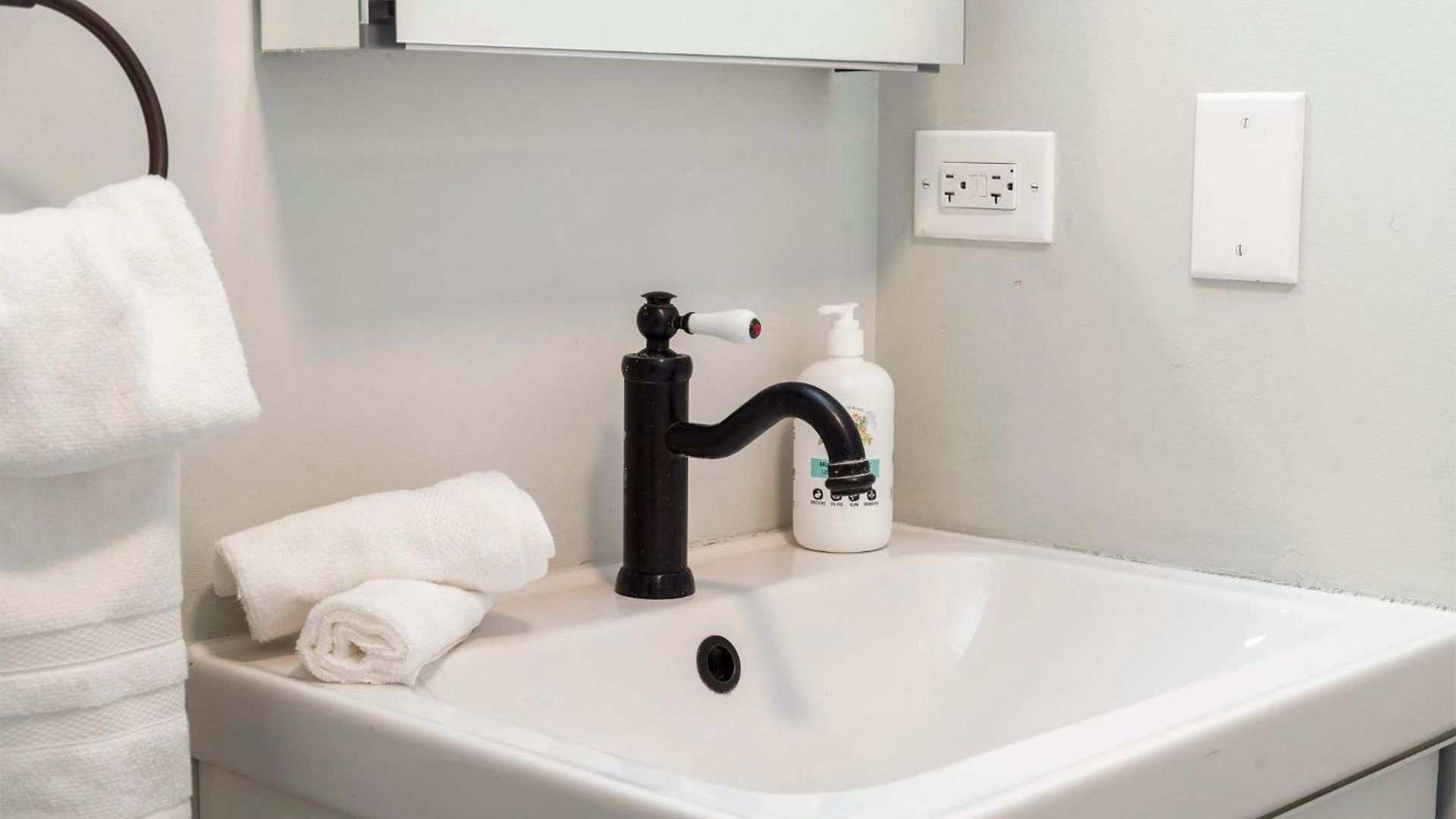 Apartment 4br 3ba Pilsen Retreat - 10 Min From Downtown