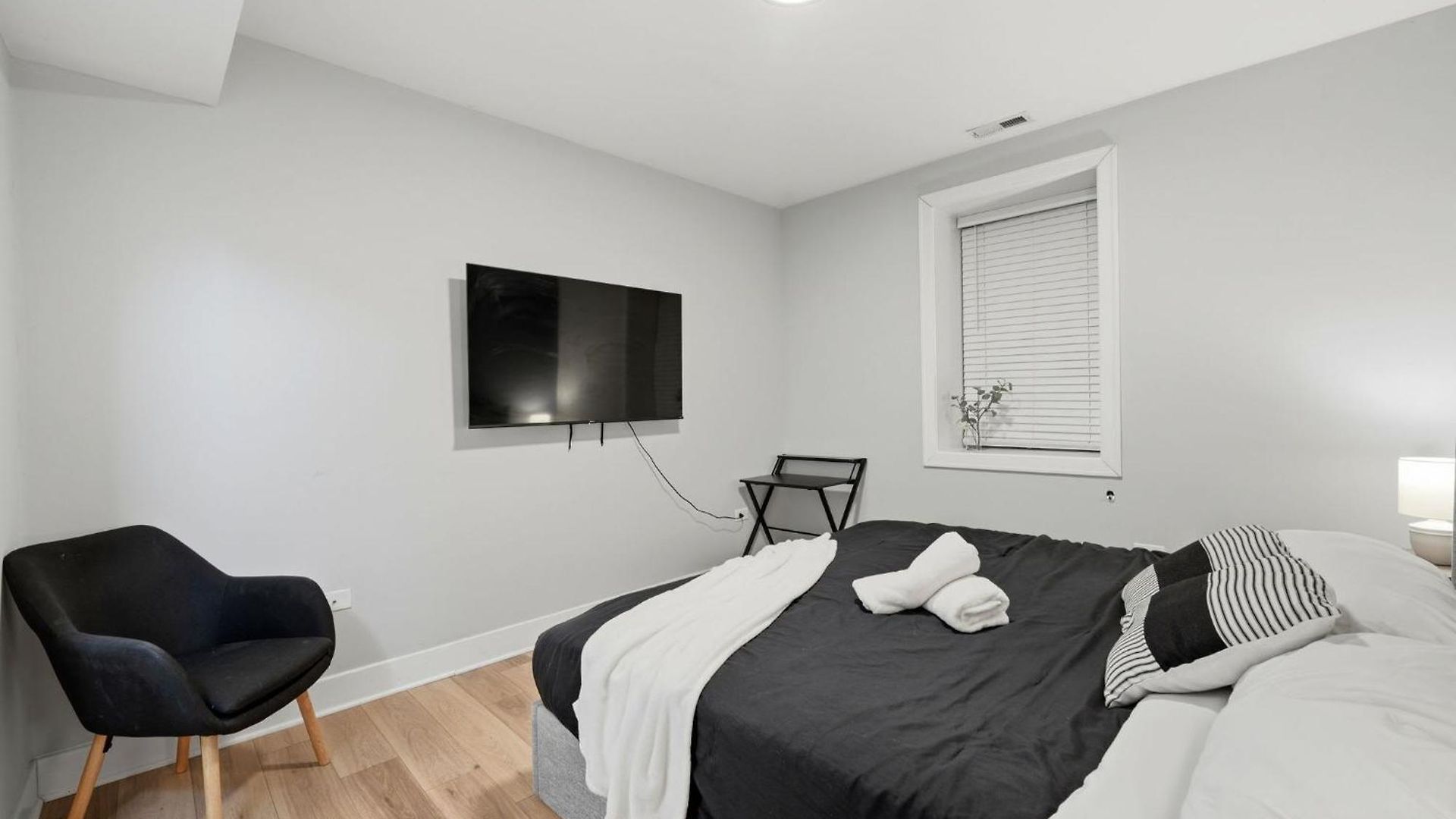 Apartment 4br 3ba Pilsen Retreat - 10 Min From Downtown *