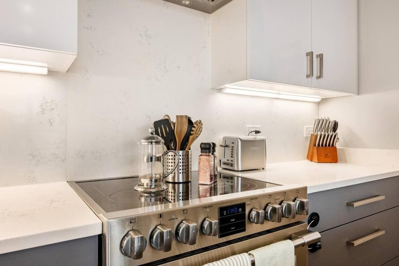 Apartment Lux Dtown Penthouses 9bd-9ba Sleep 25 Parking, Pool, Gym *