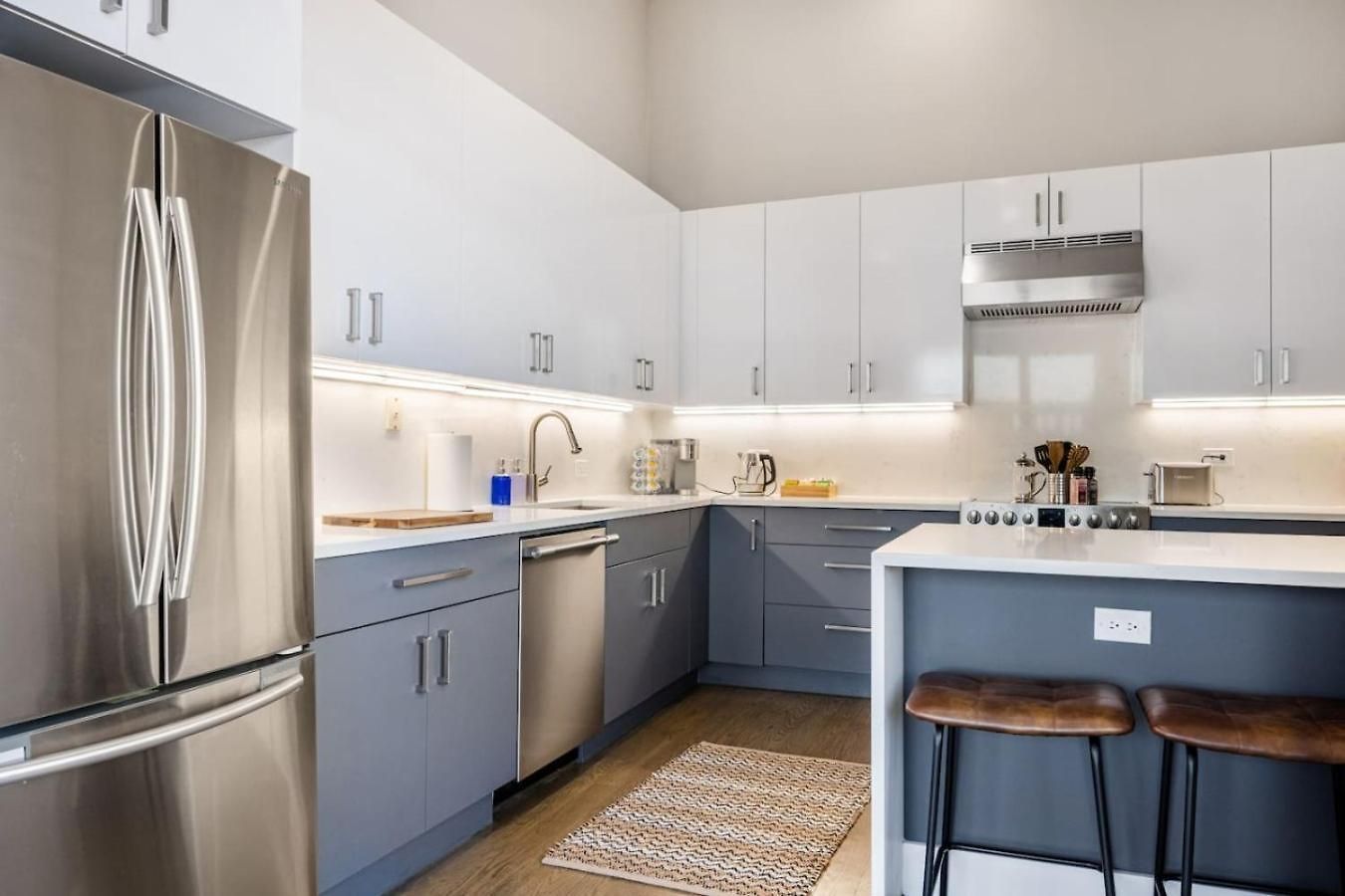 Lux Dtown Penthouses 9bd-9ba Sleep 25 Parking, Pool, Gym * Chicago