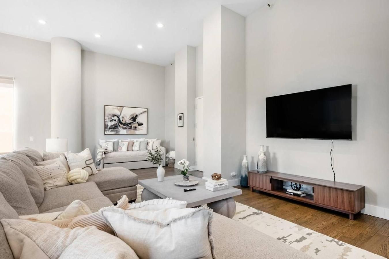 Lux Dtown Penthouses 9bd-9ba Sleep 25 Parking, Pool, Gym *