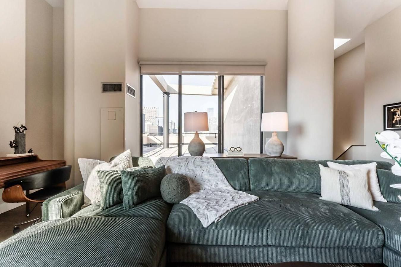 Downtown Penthouse 5bd Views Parking Gym Apartment *