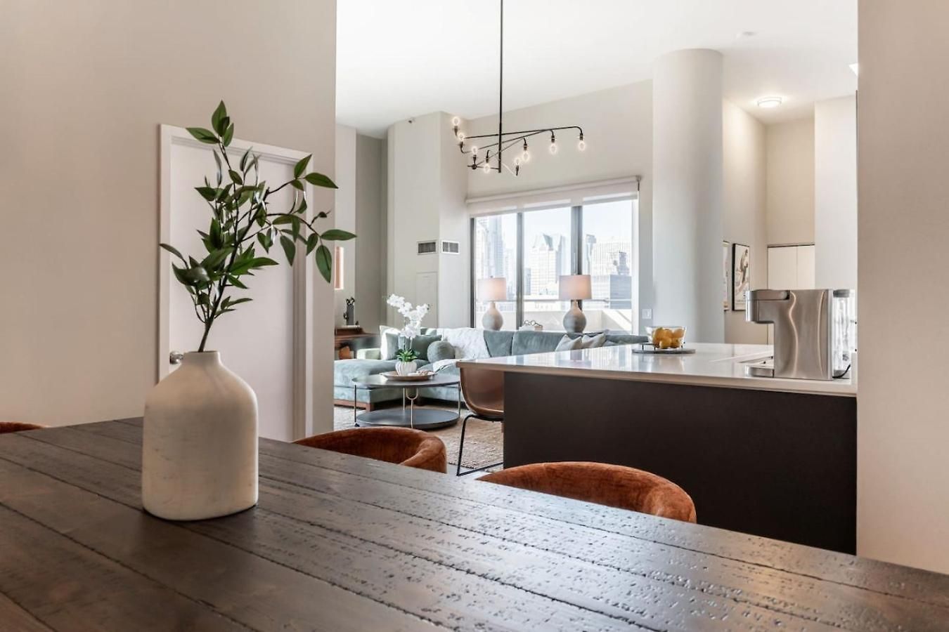Apartment Lux Dtown Penthouses 9bd-9ba Sleep 25 Parking, Pool, Gym *