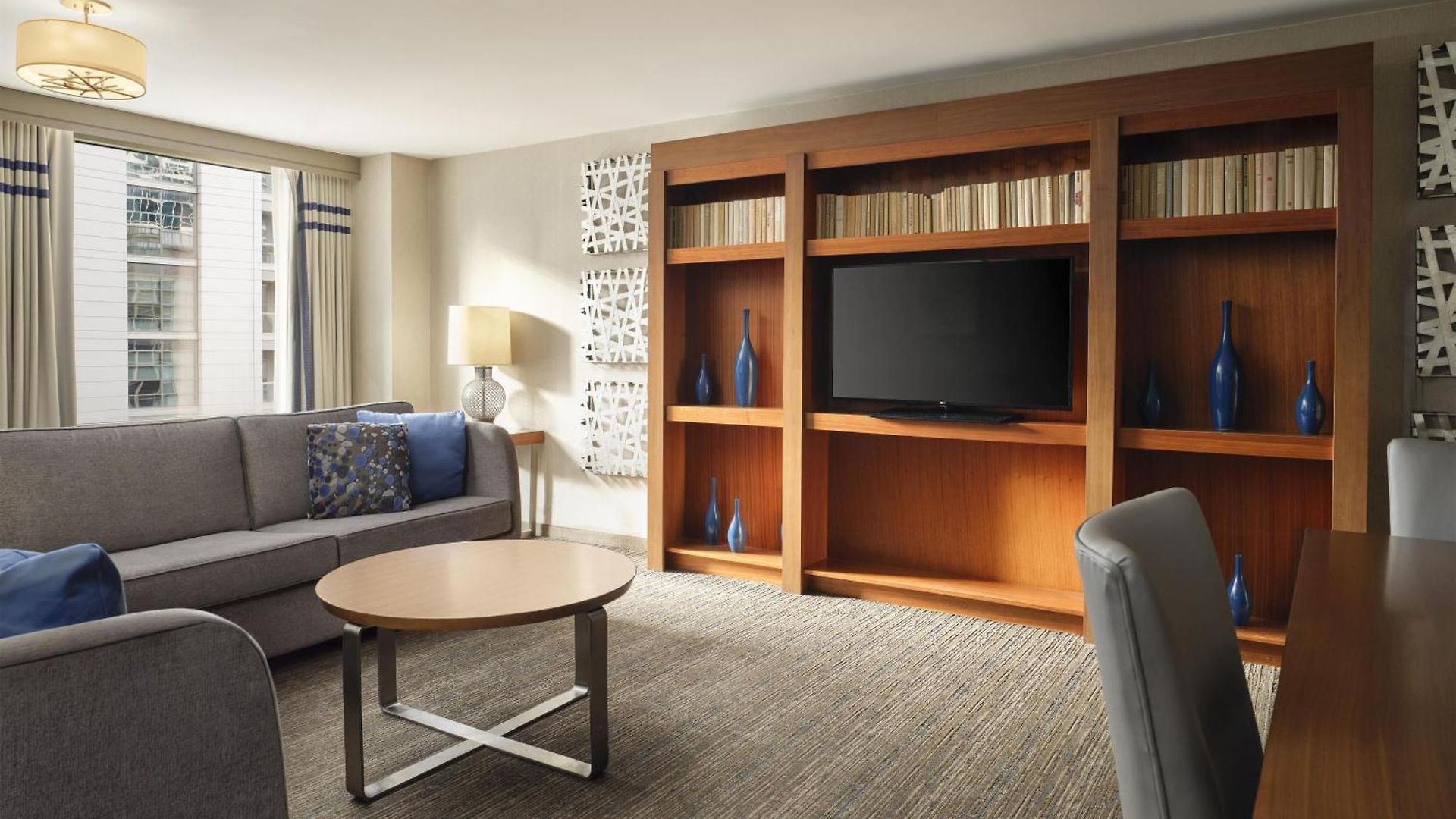 Hotel Embassy By Hilton Downtown Magnificent Mile 4*