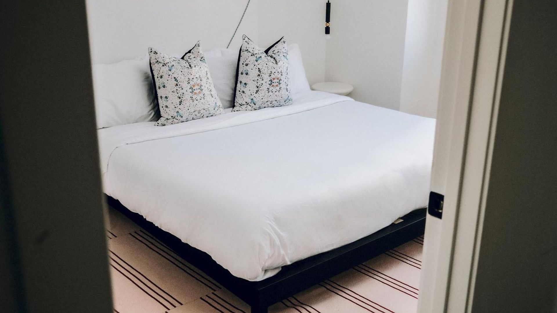 The Neighborhood - Lincoln Park Hotel *