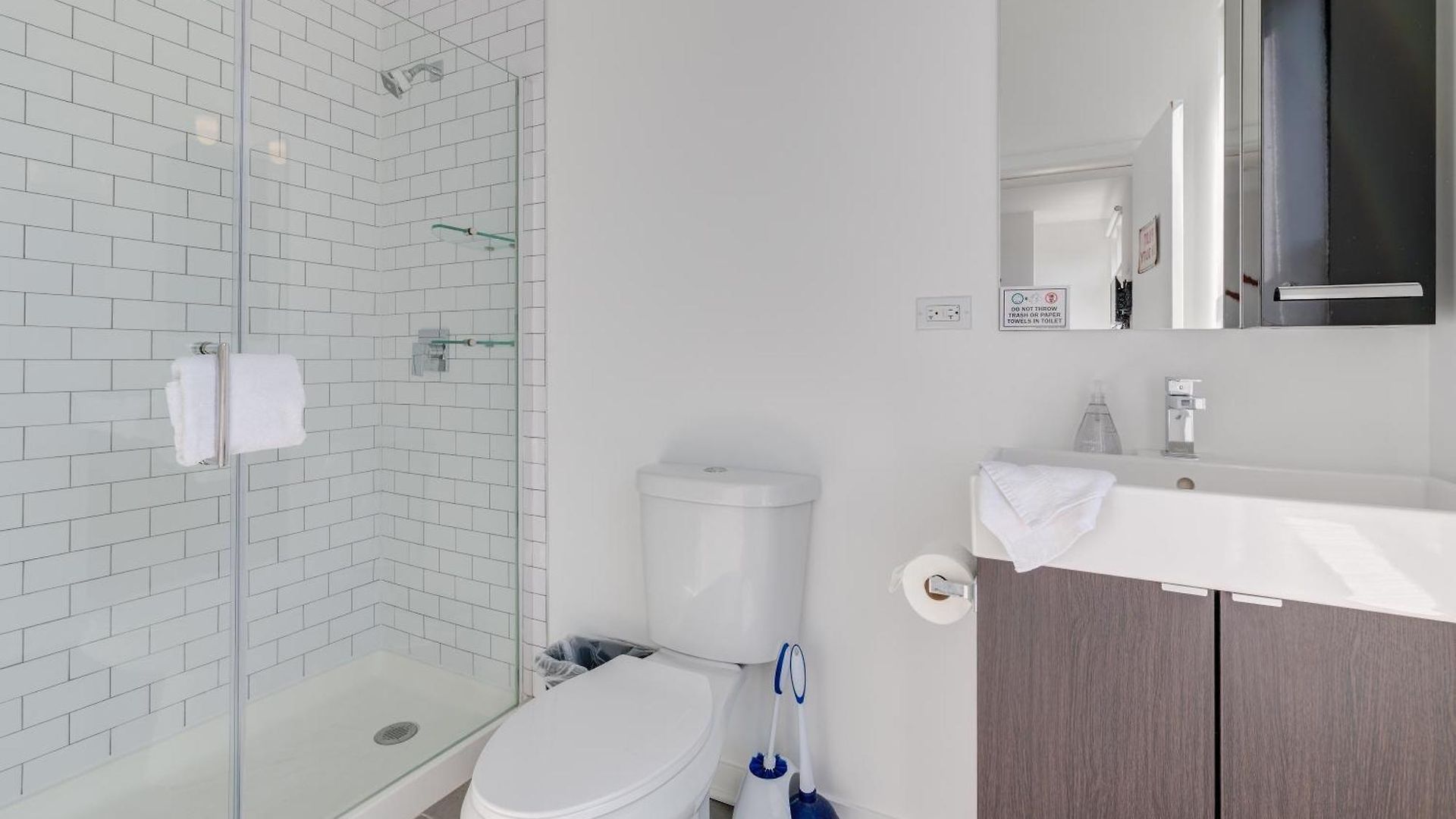 747 Lofts By Redawning - River West, Third Floor Hotel