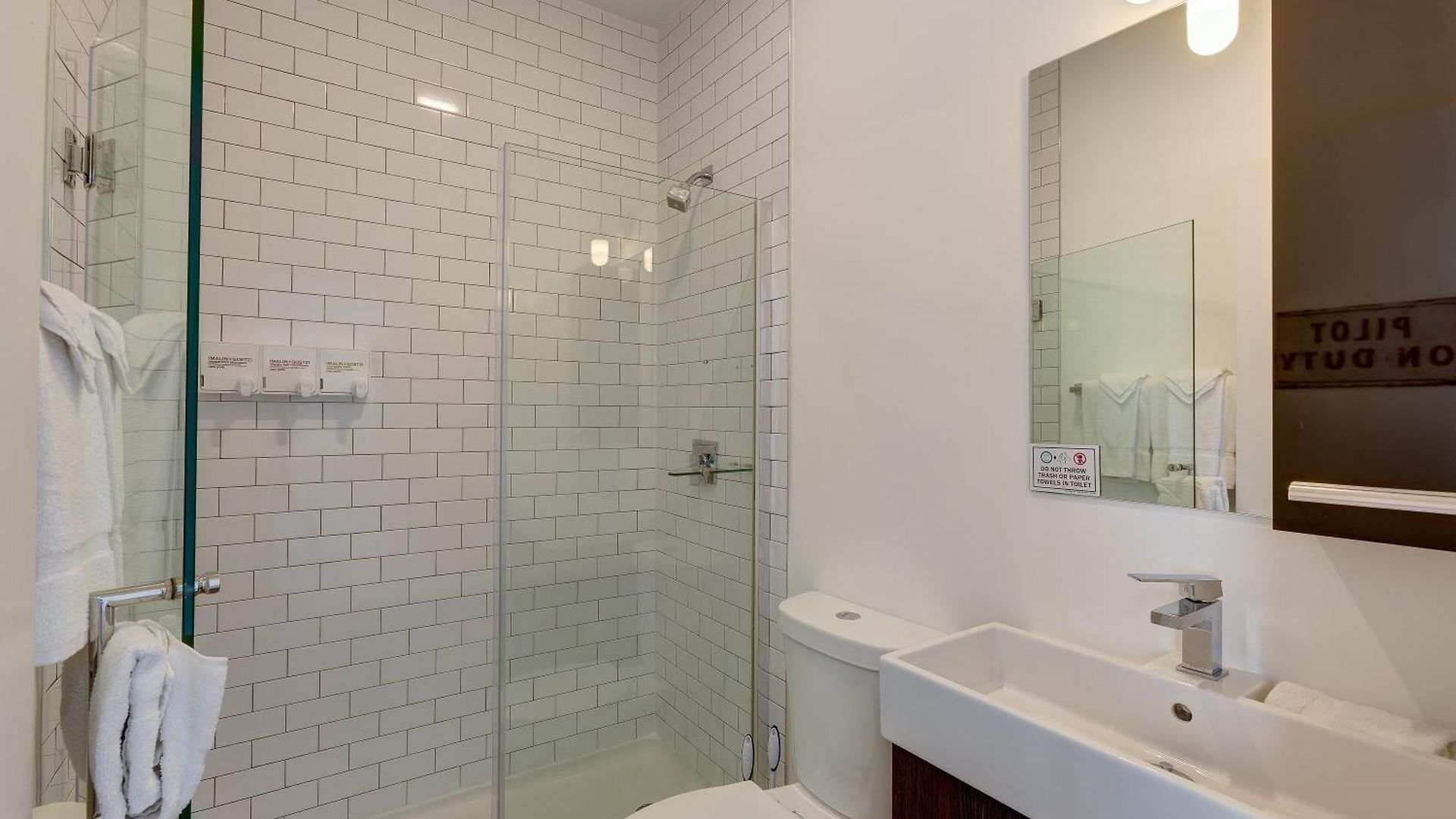 Hotel Ground Floor In By 747 Lofts Chicago