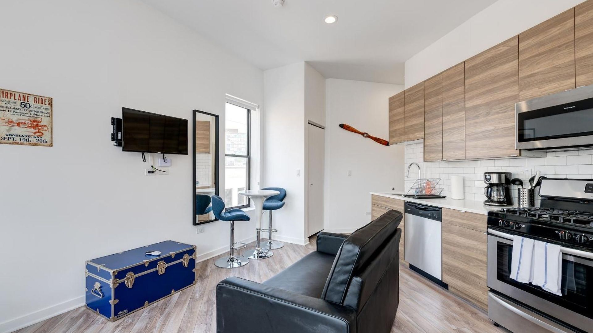 747 Lofts By Redawning - River West, Second Floor Hotel