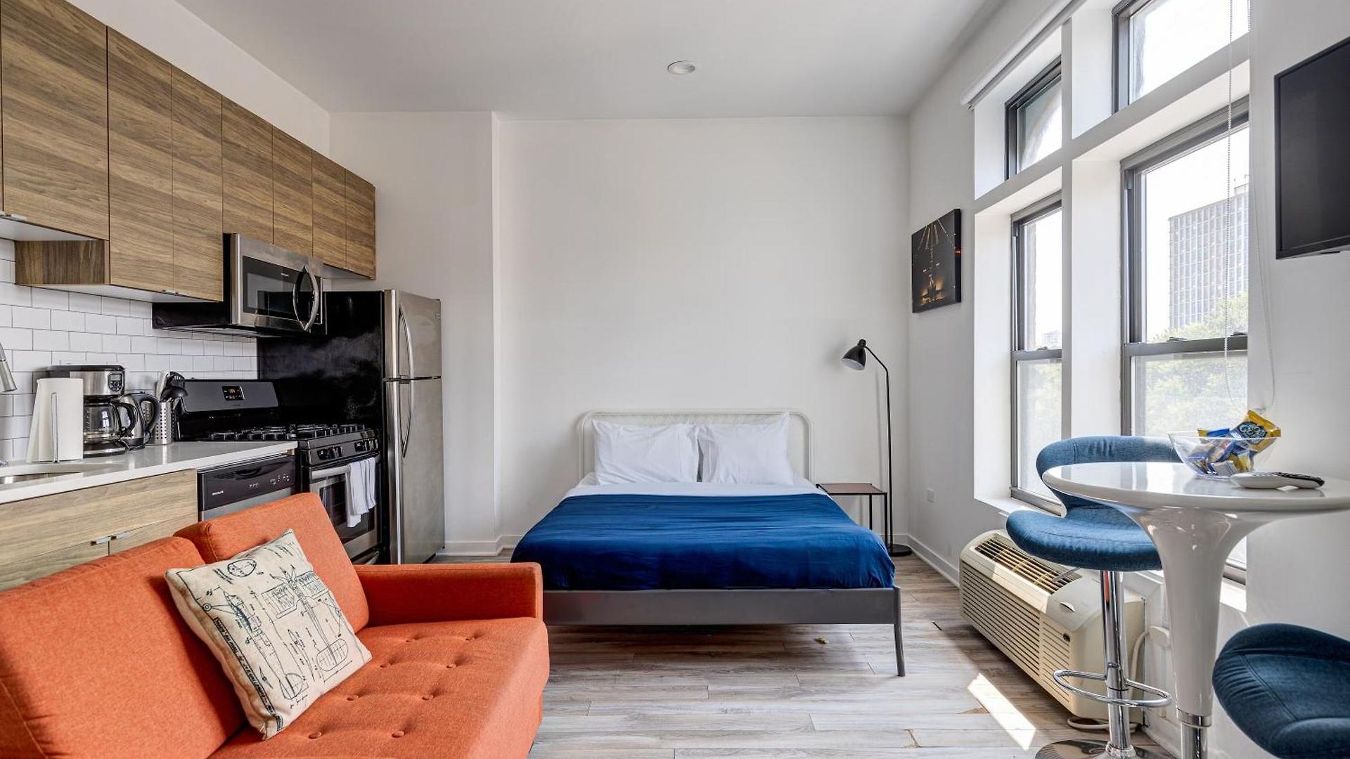 747 Lofts By Redawning - River West, Third Floor Hotel