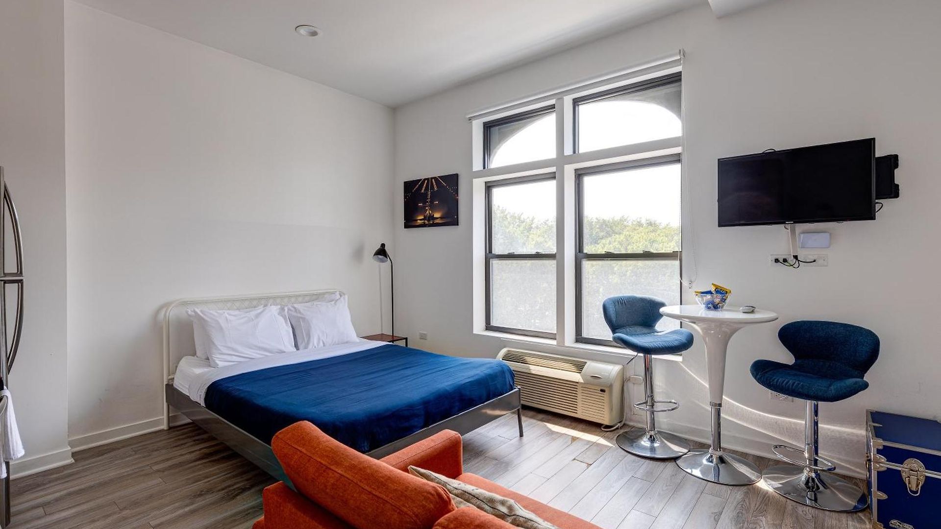 747 Lofts By Redawning - River West, Third Floor Hotel *