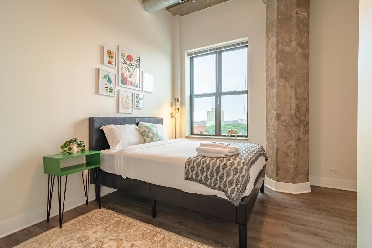 Spacious 3br Corner With Optional Parking And Gym Access Near Mccormick Place, Grant Park And Soldier Field Apartment