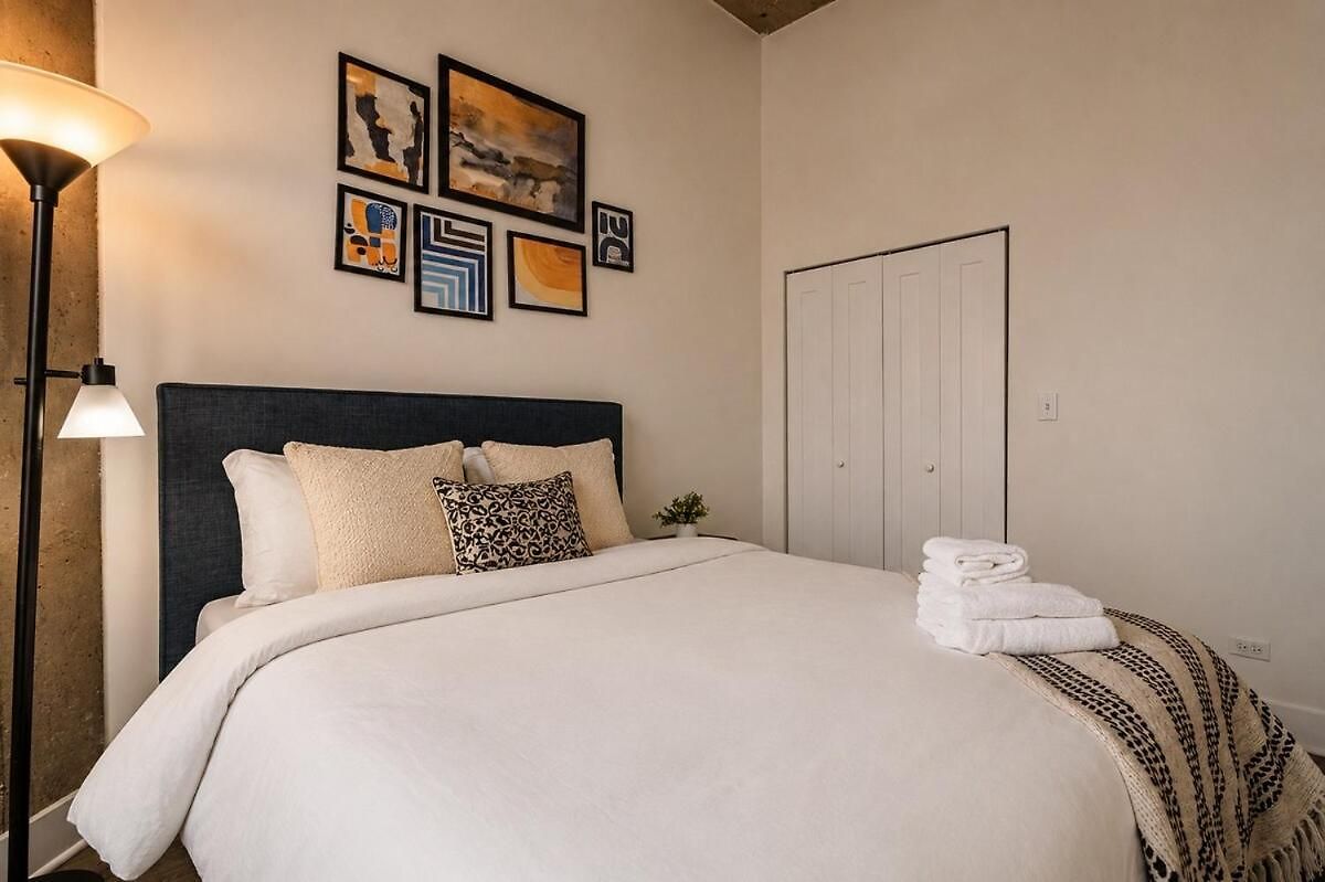 Skyline 2br In South Loop With Optional Parking & Gym Access Near Museum Campus And Mccormick Place