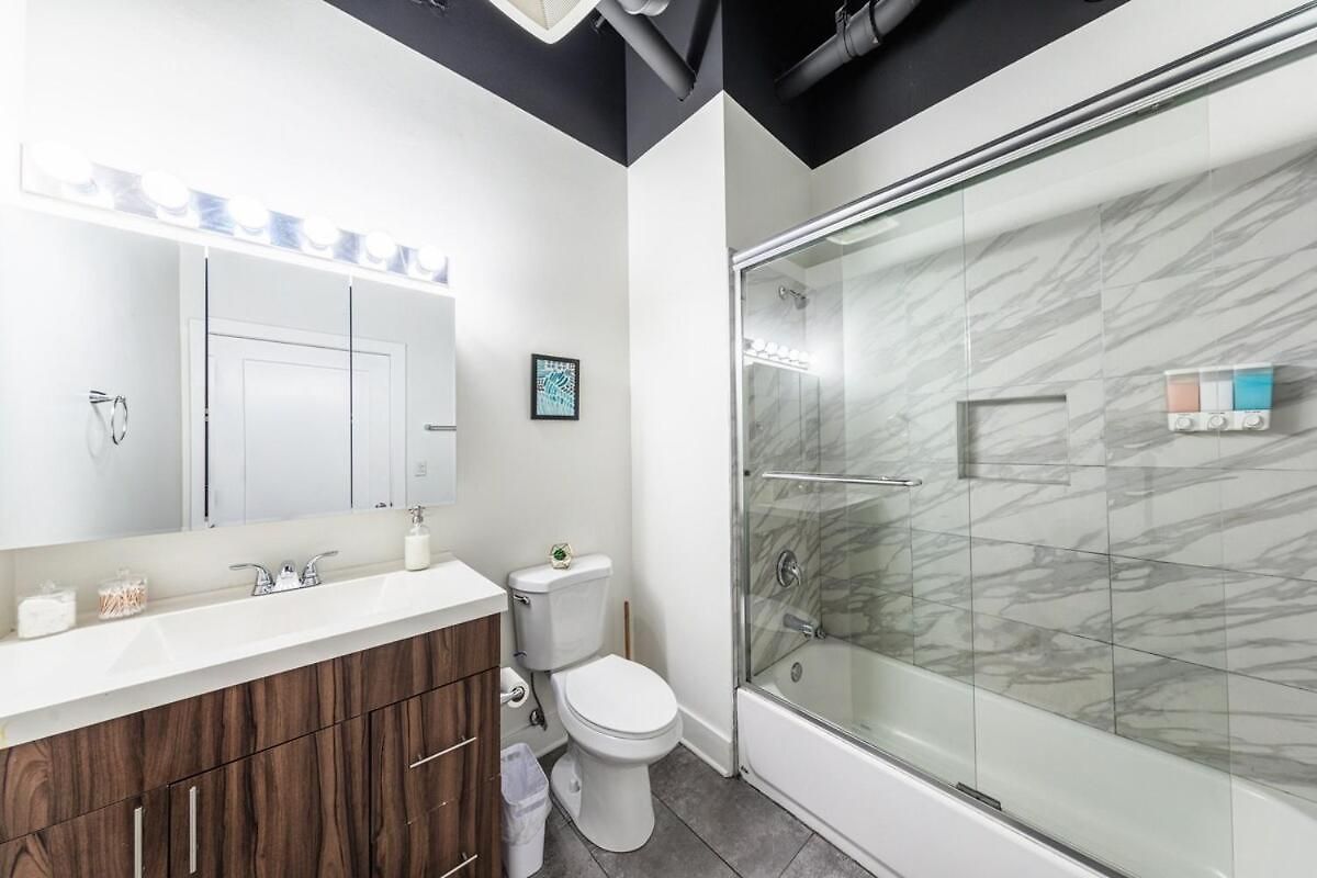Apartment Spacious 3br Corner With Optional Parking And Gym Access Near Mccormick Place, Grant Park And Soldier Field