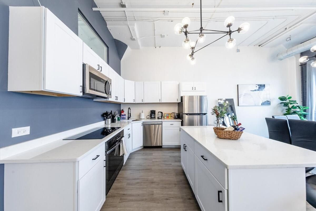 Luxury 6br Loft Perfect For 12 Guests With Skyline Views, Optional Parking And Gym Access Near Mccormick Place And Soldier Field *