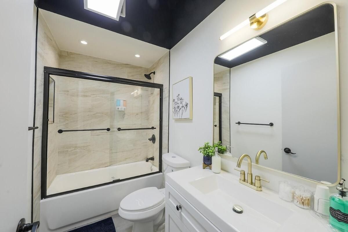 Apartment Luxury 6br Loft Perfect For 12 Guests With Skyline Views, Optional Parking And Gym Access Near Mccormick Place And Soldier Field Chicago