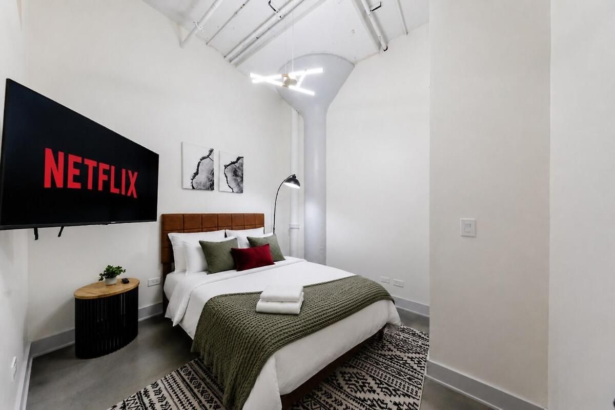 Luxury 6br Loft Perfect For 12 Guests With Skyline Views, Optional Parking And Gym Access Near Mccormick Place And Soldier Field *